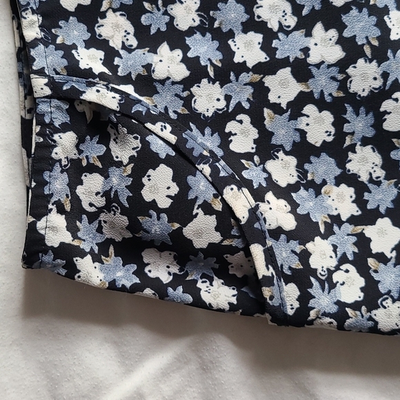 2/$25 Blue and white floral skirt with pockets - Picture 2 of 5
